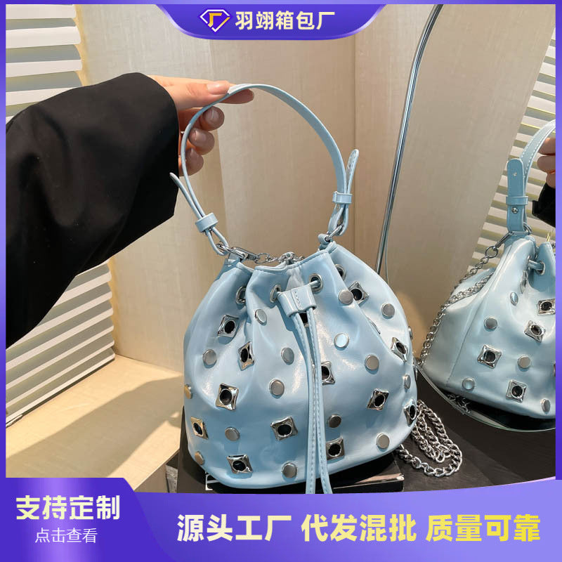 Cross-border super fire niche bucket bag women's 2025 new European and American punk style rivet portable shoulder bag messenger bag