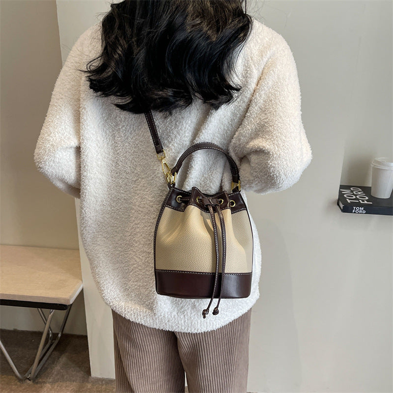Foreign orders are popular this year, niche bags 2025 new women's bags, fashionable and versatile messenger bags, commuter hand-carried bucket bags.