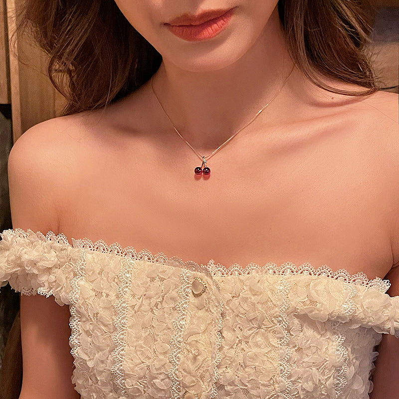 Japanese and korean high-end red pendant cherry necklace for women summer accessible luxuryniche style design clavicle chain elegant exquisite necklace