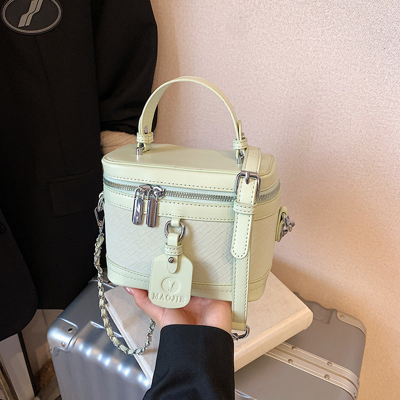 2025 new women's bag Internet celebrity weaving light luxury Internet celebrity box bag texture commuter shoulder bag fashion bag