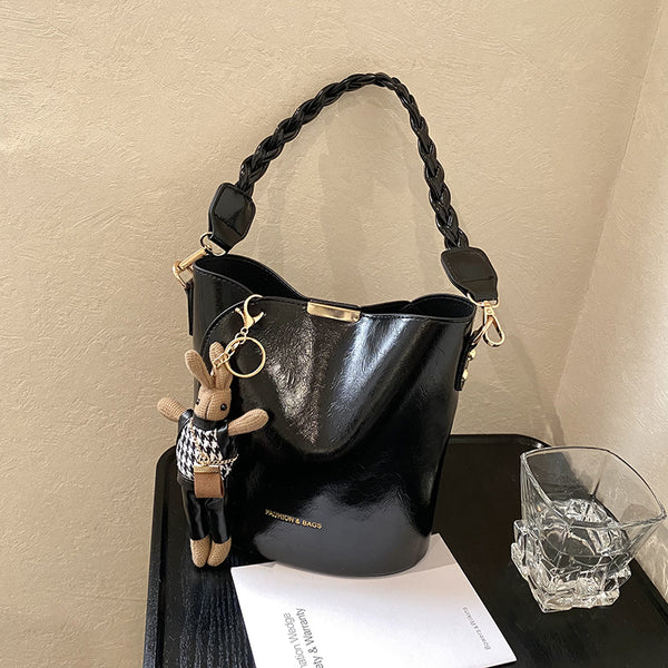 Niche design sense Internet celebrity shoulder bag women 2025 new texture bucket bag handbag messenger bag