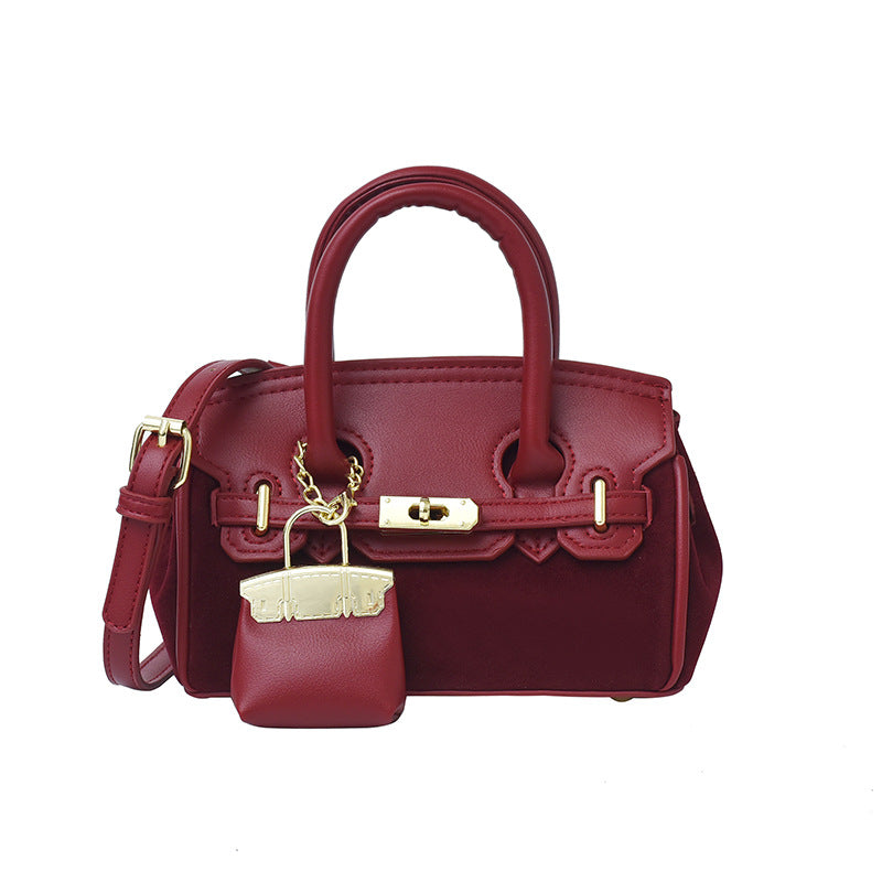 High-end women's bag, 2025 new arrival, vintage-inspired, niche design, lock closure bag, trendy and versatile for autumn, can be used as a shoulder bag, crossbody bag, or handbag
