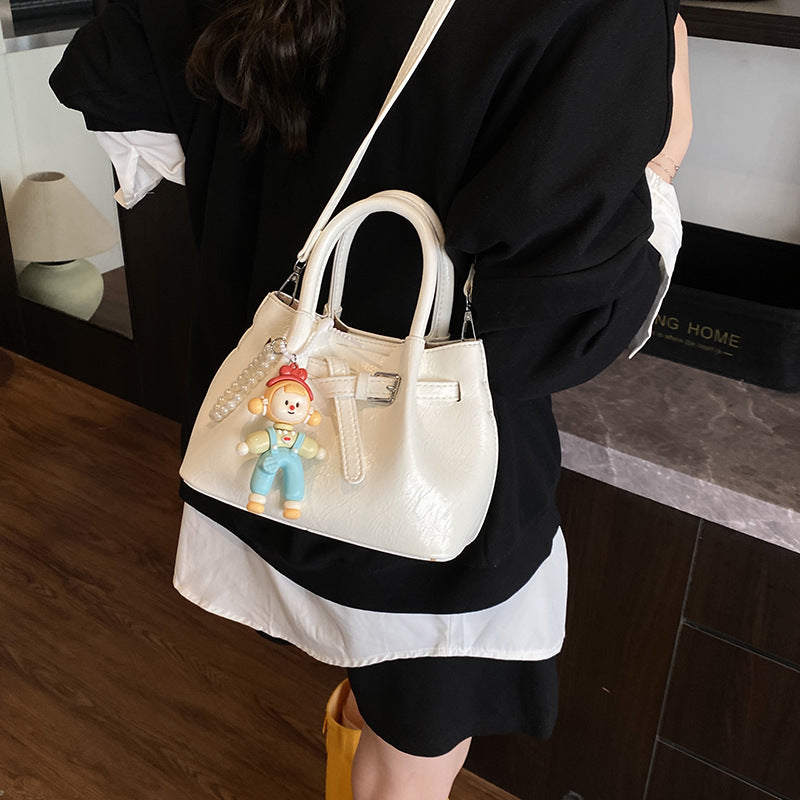 Fashion high sense 2025 new portable pleated bucket bag fashionable versatile foreign style shoulder messenger women's bag