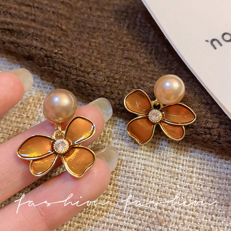 French gold-plated floral pearl earrings for women, 2025 new arrival, elegant, light luxury, high-end stud earrings, bestselling niche jewelry