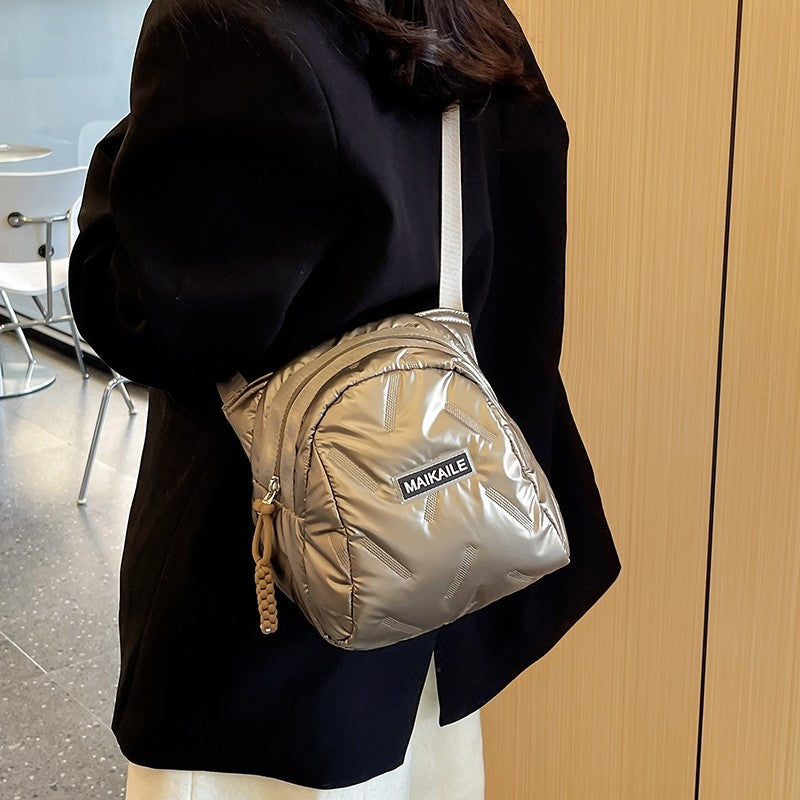 High-end niche messenger bag women's 2024 winter new Korean version fashion travel soft messenger bag