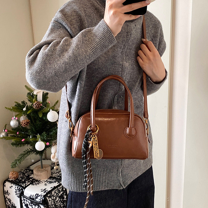 Retro commuter bag women's large capacity 2025 new autumn and winter leisure niche messenger bag portable work pillow bag