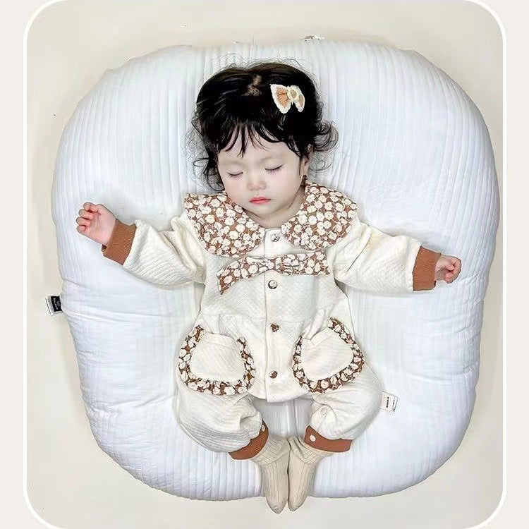 Infant and toddler autumn/winter warm onesies, cute spring/autumn rompers for baby boys and girls, perfect for outings, full-month celebrations, and 100-day milestones. trendy and comfortable crawling suits