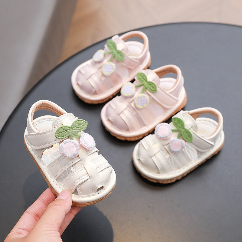 Baby girl's closed-toe sandals, cartoon cherry princess shoes, new summer collection for girls, soft sole non-slip first walking shoes with squeakers