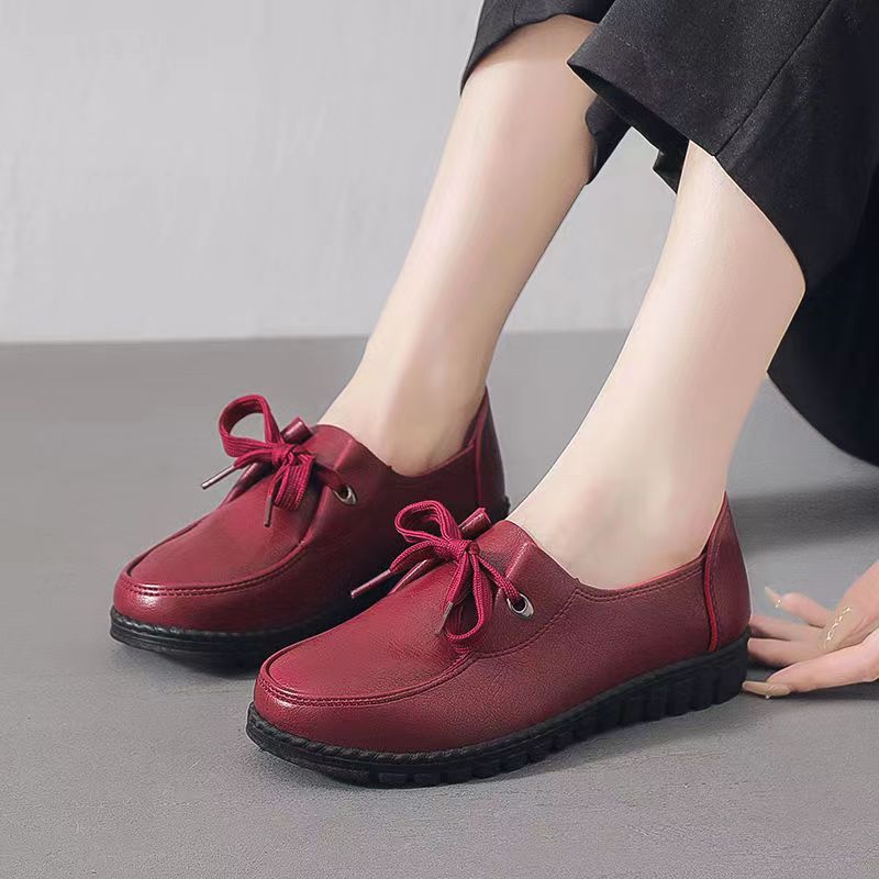Comfortable leather shoes for middle-aged and elderly women - soft sole, flat, wear-resistant, waterproof, spring/autumn style - grandma shoes