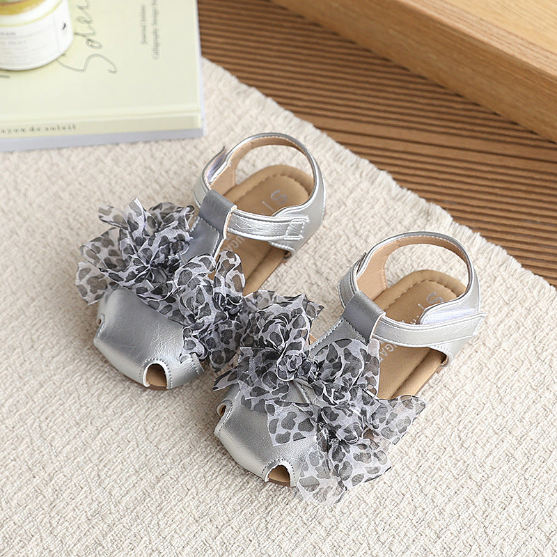 Girls' mori-style sweet floral hollow-out closed-toe sandals,  summer new soft sole princess shoes, non-slip beach sandals