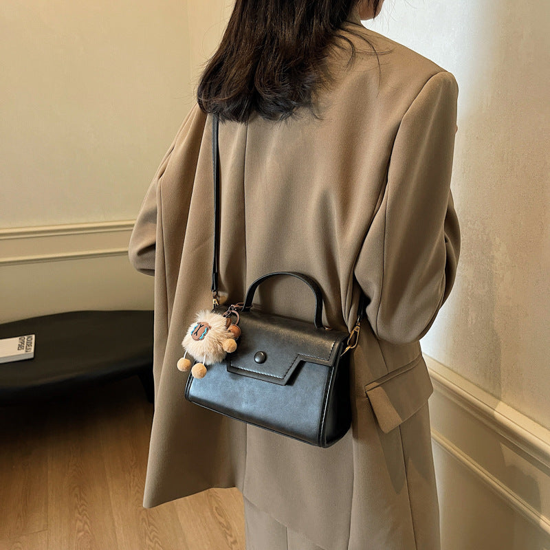 Hand carry retro small square bag 2025 winter new niche fashion casual shoulder bag trendy messenger bag