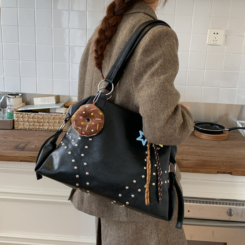 2025 new autumn/winter large capacity boston bag tote retro studded motorcycle style women's shoulder handbag