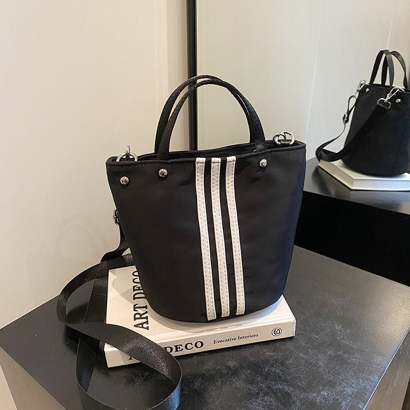 Casual simple and lightweight bag women's 2025 summer new Korean version fashion nylon bucket bag commuter shoulder bag