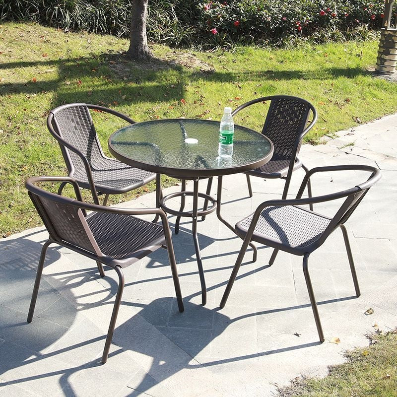 Outdoor table and chair set with umbrella, sunshade, perfect for outdoor cafes, bubble tea shops, and casual outdoor seating. features a wrought iron frame and rattan chairs, ideal for patios and gardens