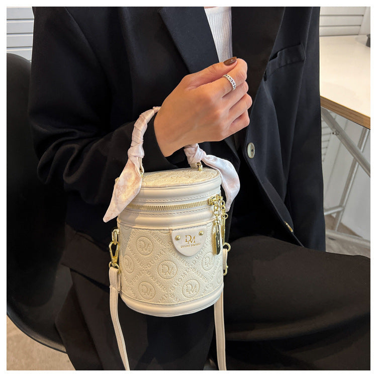 Solid color texture small bag women's autumn 2025 new trendy fashion niche portable round bucket bag popular messenger bag