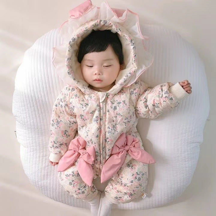 Newborn baby girl's winter outfit: thickened one-piece romper, fleece-lined, perfect for full-month celebrations, 100-day celebrations, and winter outings