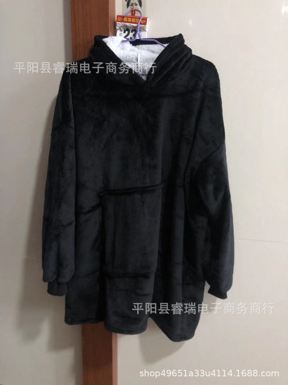 Outdoor cold-proof coral velvet pajamas pullover fleece jacket hooded lazy tv blanket nightgown pullover tv blanket