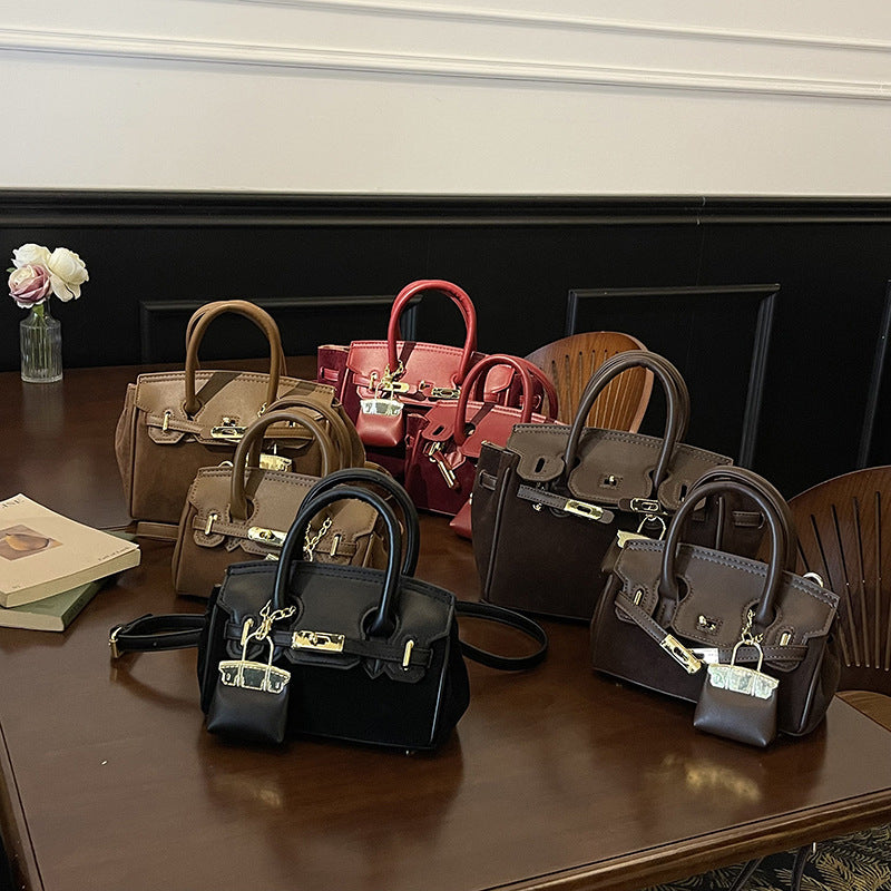 High-end women's bag, 2025 new arrival, vintage-inspired, niche design, lock closure bag, trendy and versatile for autumn, can be used as a shoulder bag, crossbody bag, or handbag