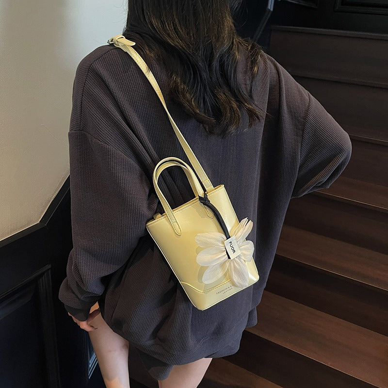 Cross-border exquisite flower mobile phone bag 2025 new women's summer trend popular bucket bag premium texture messenger bag