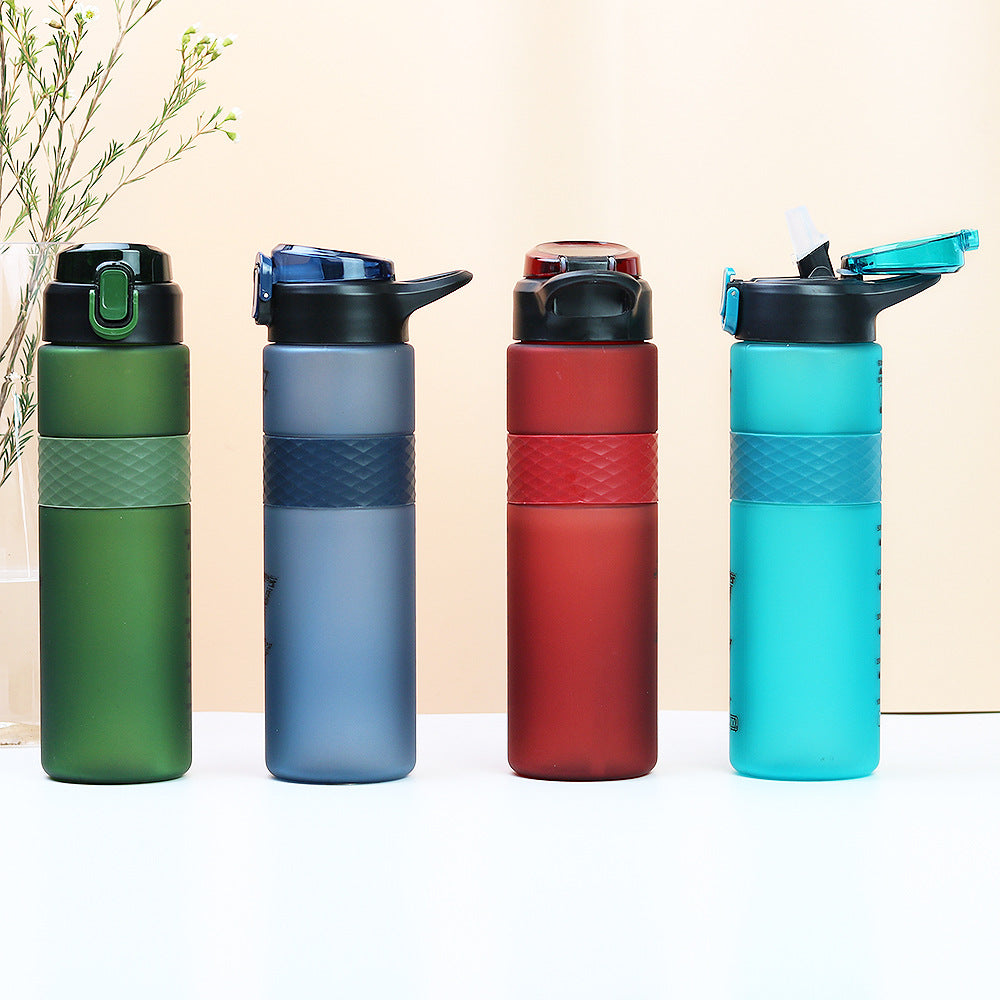 Factory-customized portable plastic water bottle, outdoor sports direct drink large capacity water jug, pop-up lid anti-scald space cup with straw