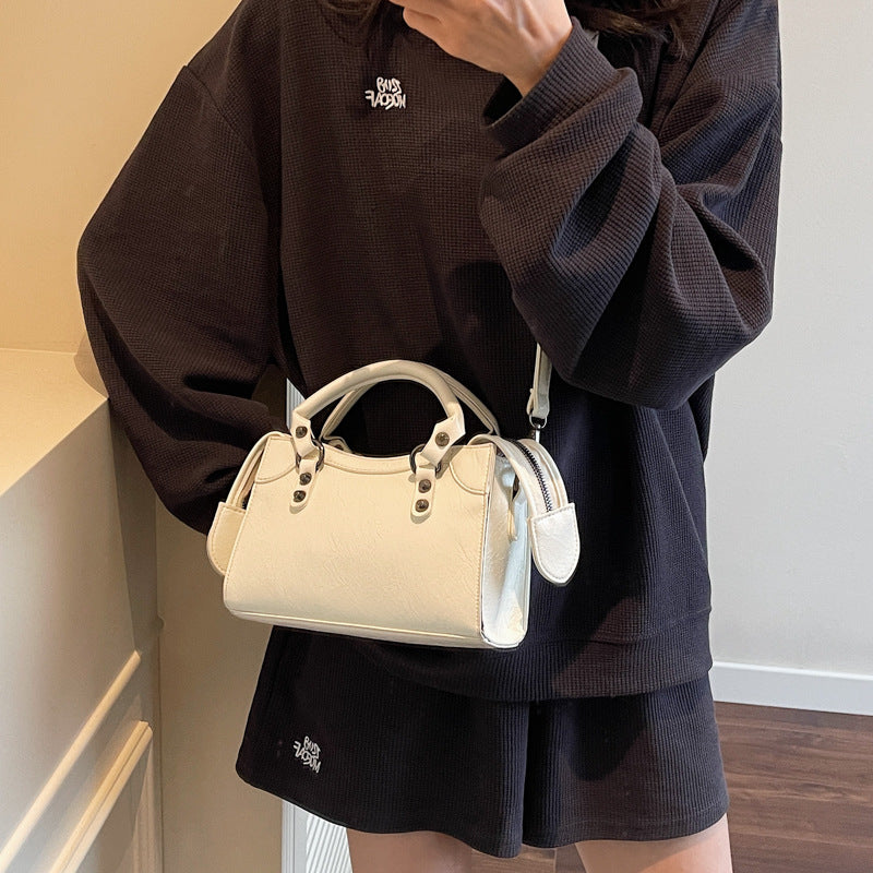 High sense fashion super fire small bag women 2025 new versatile messenger bag summer portable pillow bag small bag