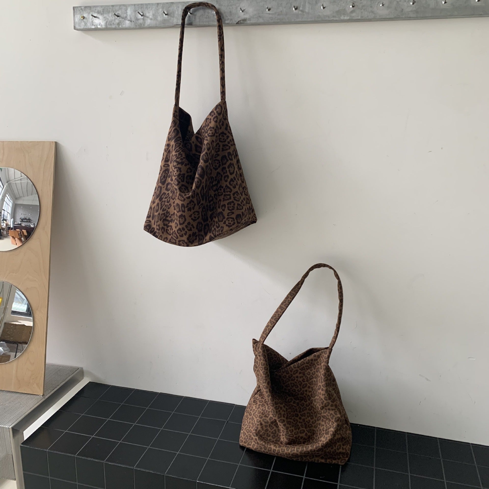 Bag diagonal span versatile women's fashion leopard print shoulder bag to work commuter underarm bag retro large capacity tote bag tide