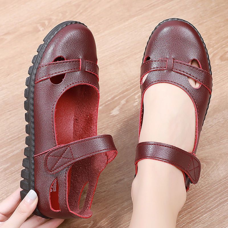 Women's sandals for mothers, 2022 new summer fashion, outdoor wear, flat soft leather anti-slip, sizes 40-50, suitable for middle-aged and elderly women (60s)