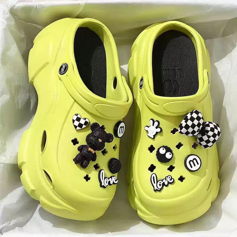 2026 cartoon thick sole crocs women's summer outwear new arrival indoor summer women's stomping on shit feeling non-slip sandals women's