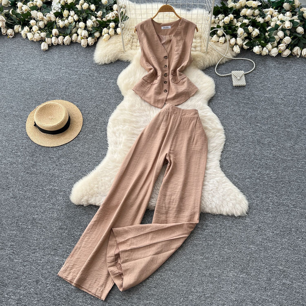 Vintage-inspired, effortlessly chic: sleeveless v-neck blouse & high-waisted, slim-fit, drapey trousers - a powerful summer set for women