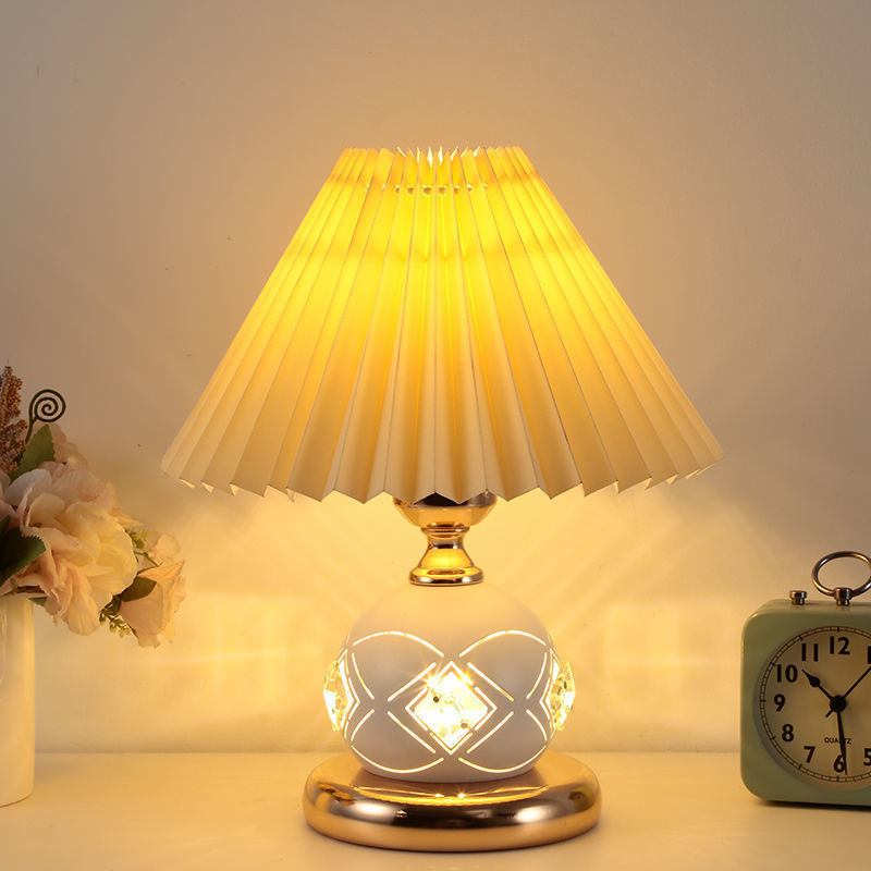 Table lamp bedroom ins girl bedside night light Nordic retro pleated gift Internet celebrity table lamp wedding feeding lamp