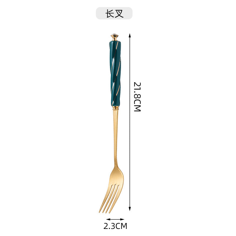 Customized western dinnerware set: thickened steak knife, fork, and spoon set with custom designs. wholesale stainless steel cutlery for hotels