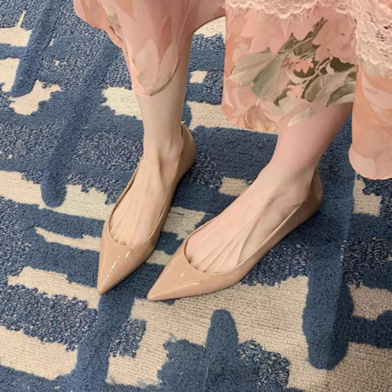 Korean style flat shoes 2025 new collection: versatile pointed-toe flats with soft soles. 2026 early spring collection: soft, comfortable, and high-end feel