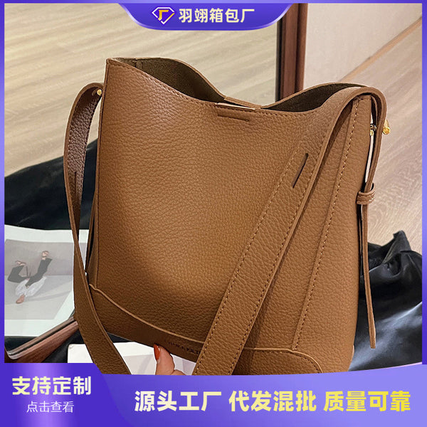 This year, popular small bags are women's autumn and winter versatile 2023 new retro shoulder messenger bag women's texture bucket bag