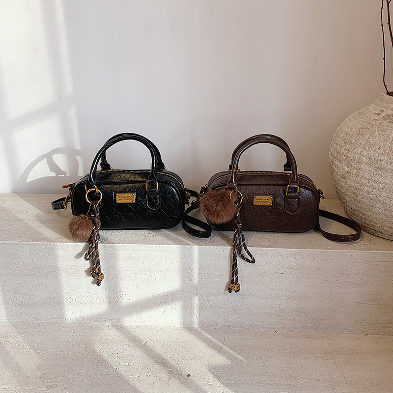 Bowling bag women's new models are popular this year, fashionable retro casual commuting shoulder bag, high-end messenger bag