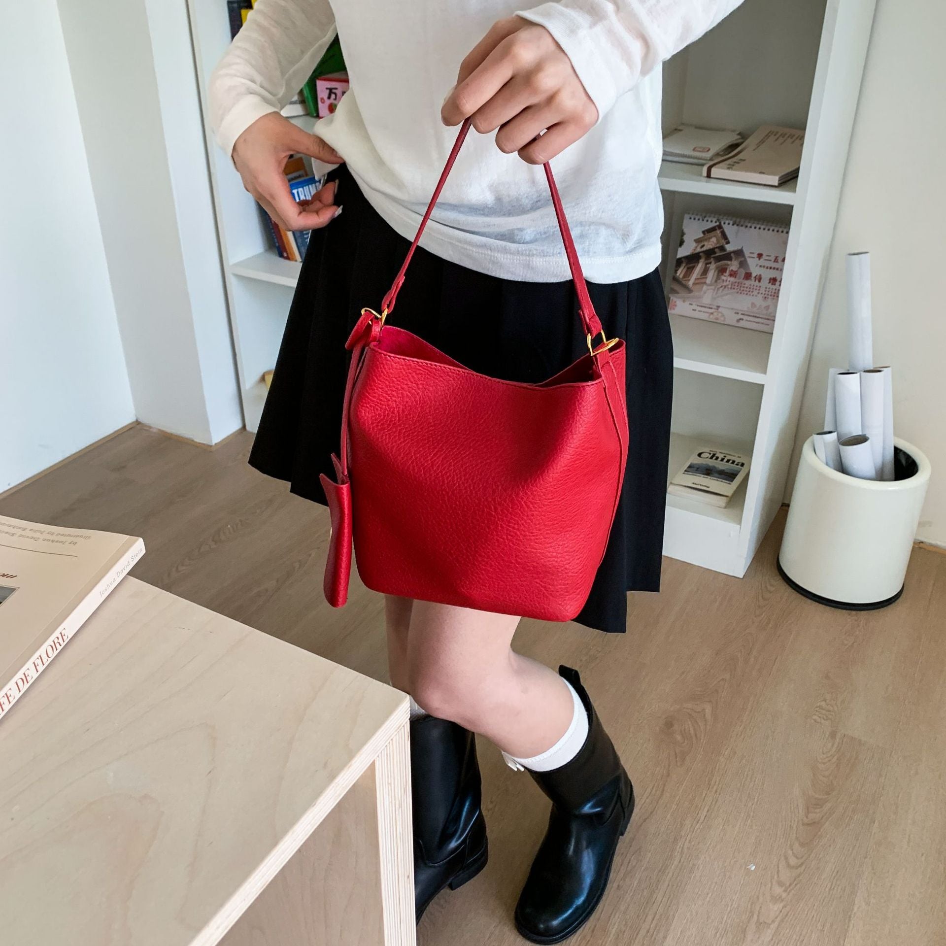 Retro bucket bag women's 2025 new fashion lychee pattern large capacity commuting shoulder bag fashionable literary and artistic child and mother bag