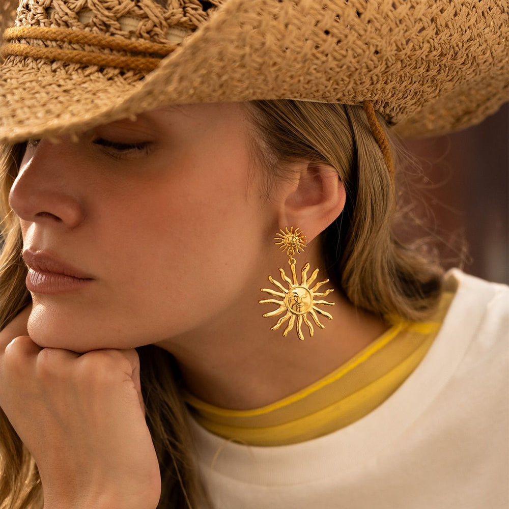 Wholesale sun-shaped earrings: cross-border retro trendy earrings, niche light luxury, high-end stud earrings, smiley face dangle earrings for women