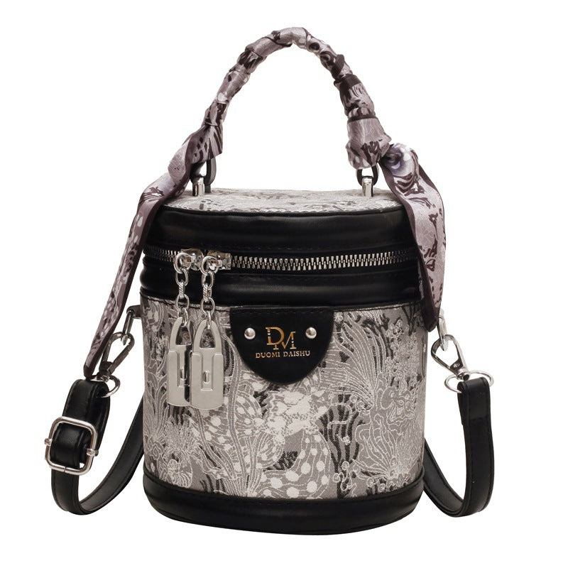 High sense fashion casual niche texture bucket bag 2025 new women's bag trend versatile Internet celebrity messenger bag women