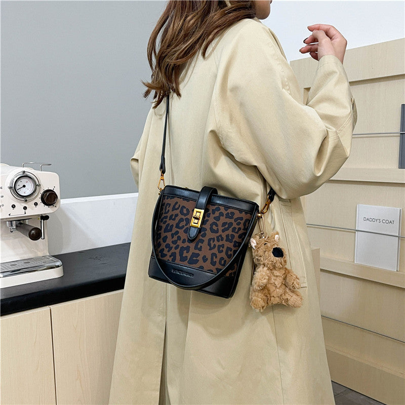 Fashion leopard print bag large capacity women's 2025 new autumn and winter popular foreign style messenger bag fashion portable bucket bag