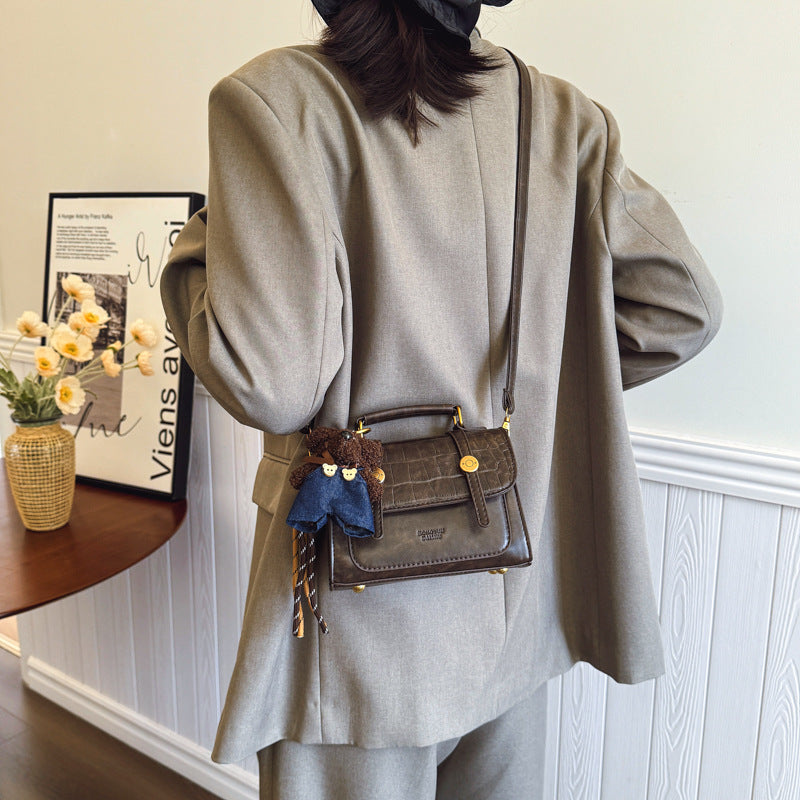 Simple texture college style small square bag women's new 2025 autumn and winter shoulder bag personalized foreign style handbag