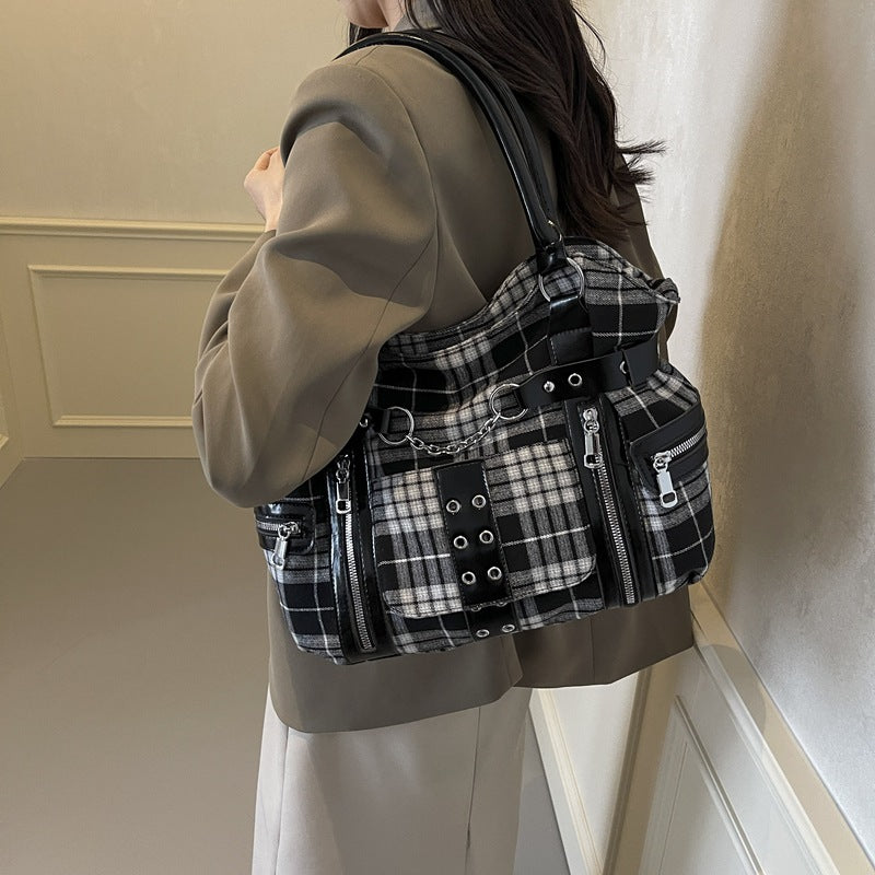 Cross-border dark heavy industry rivet tote bag niche design large capacity lattice shoulder messenger bag trend locomotive bag