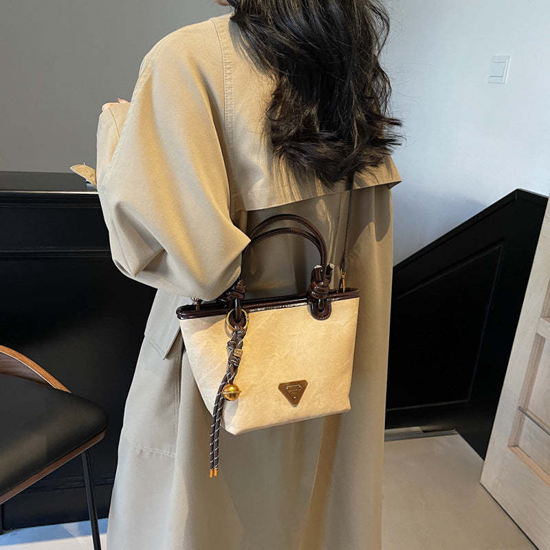 Retro new design Korean light luxury foreign fashion portable bucket bag versatile high sense women commuter messenger bag