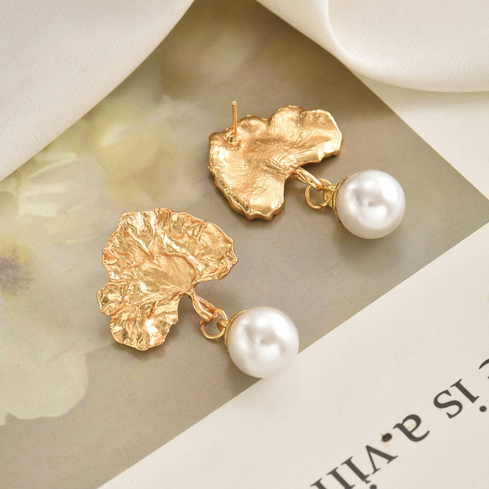 Wholesale faux pearl earrings - european & american cross-border retro fashion earrings - light luxury, high-end, unique, asymmetrical stud earrings for women