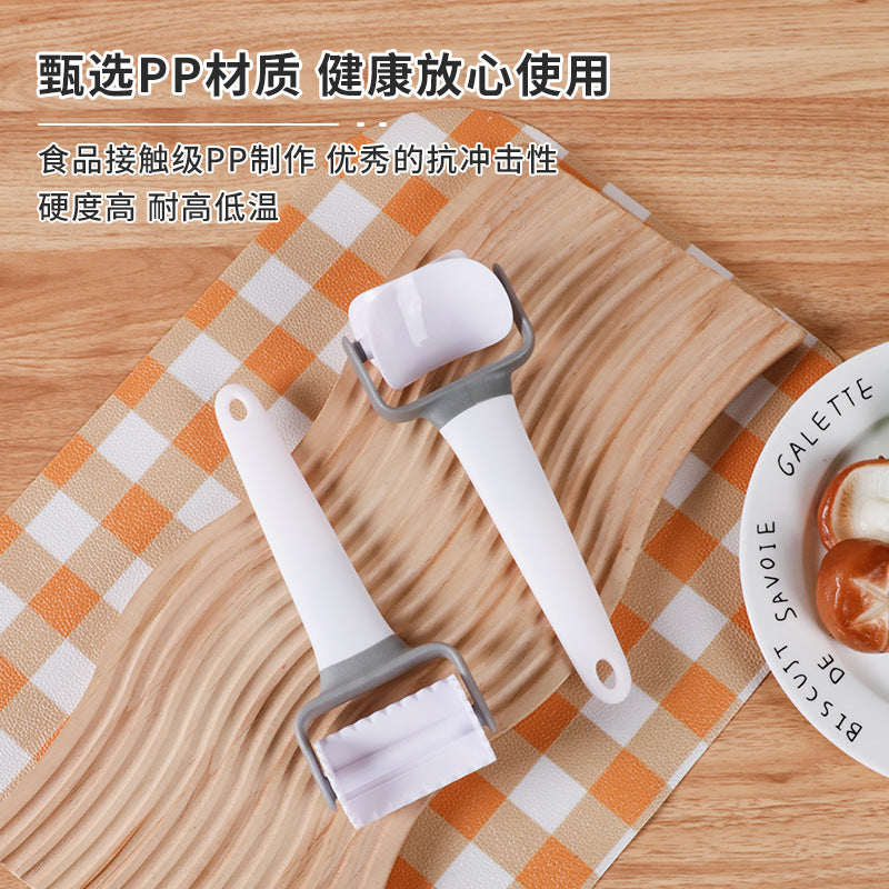 hot-selling dough biscuit roller knife casual portable plastic fondant dough roller knife biscuit demoulding device