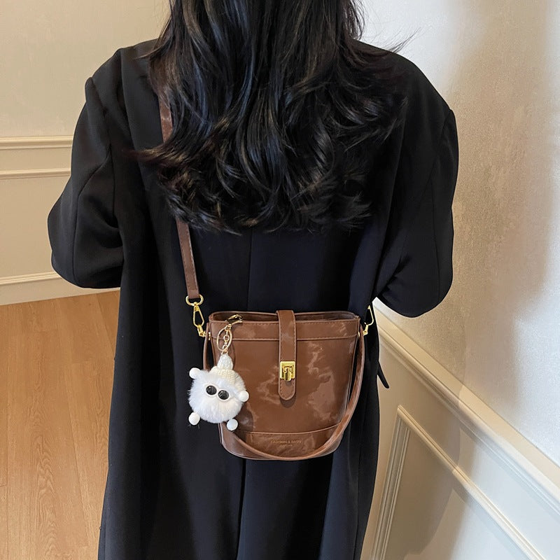 Simple casual hand bucket bag 2025 spring new Korean version trendy shoulder bag premium messenger bag