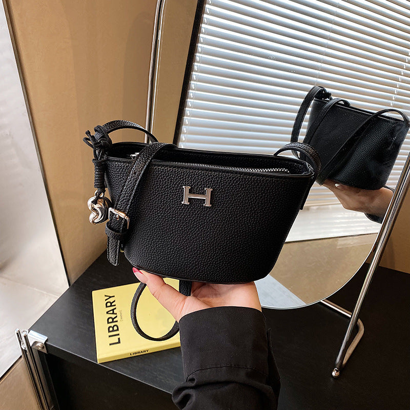 2025 new thorn tide women's bag bucket bag fashion oblique span bag camera bag double zipper simple shoulder bag trend