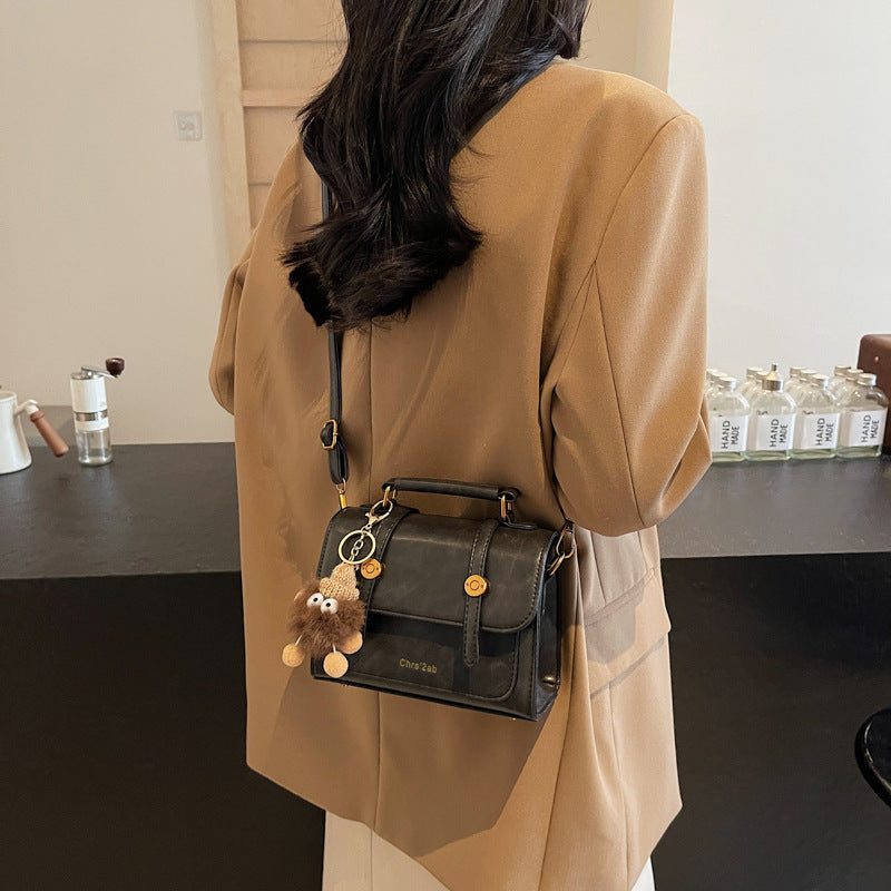 New bag women's 2025 popular fashion trend messenger bag winter versatile single shoulder portable mailman small square bag