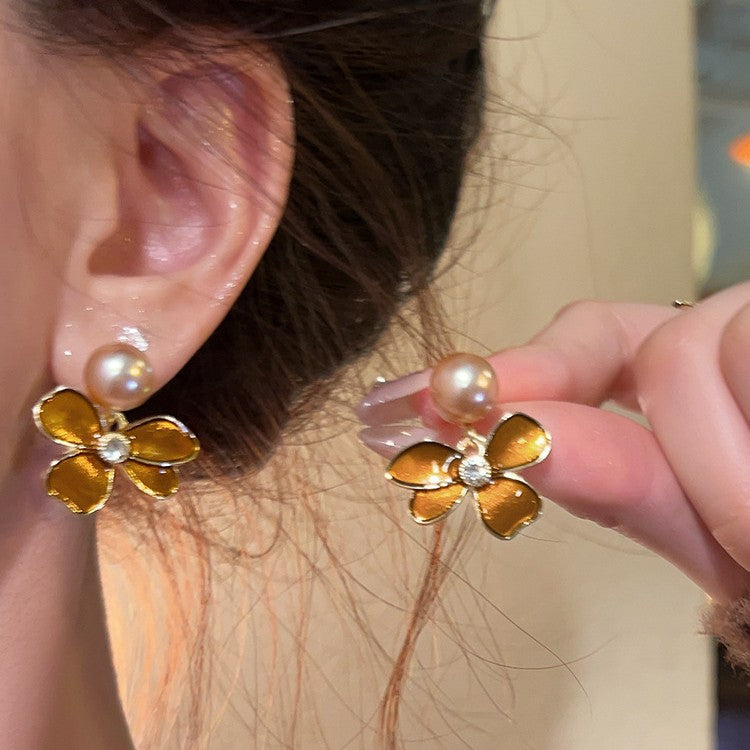 French gold-plated floral pearl earrings for women, 2025 new arrival, elegant, light luxury, high-end stud earrings, bestselling niche jewelry