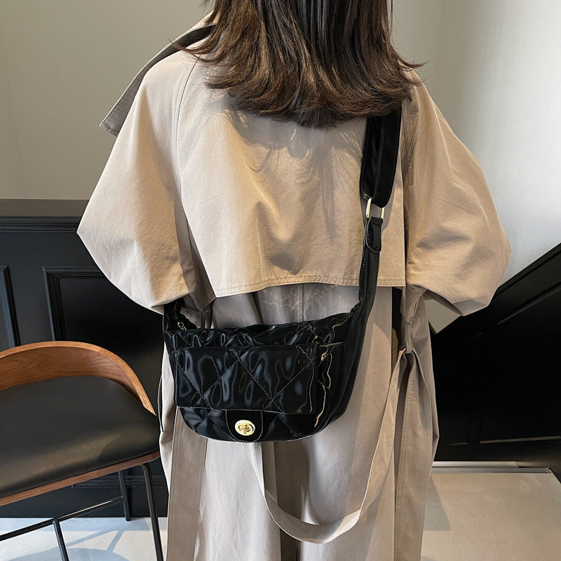 Fashion Korean saddle bag 2025 autumn and winter new versatile ins messenger bag women's niche one-shoulder dumpling bag