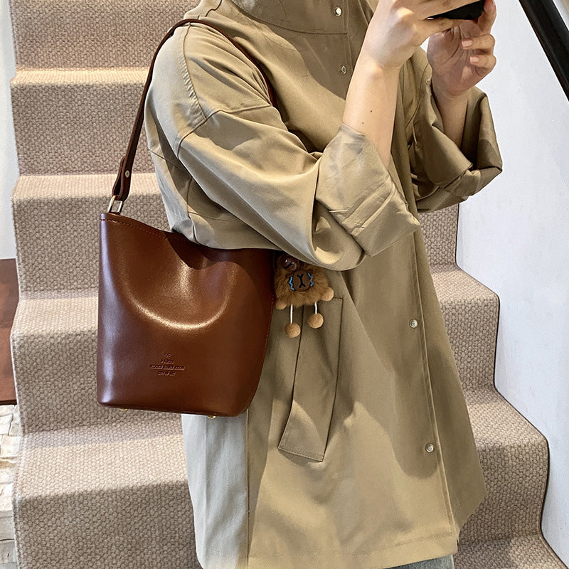 Autumn fashion retro portable bucket bag, high-end sense versatile casual shoulder bag, simple texture messenger bag wholesale