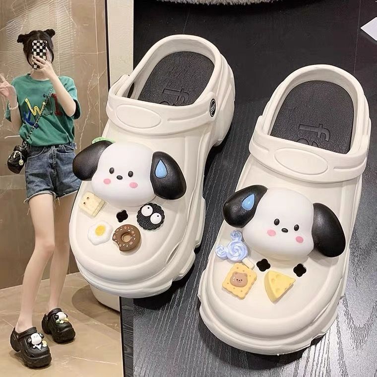 2026 cartoon thick sole crocs women's summer outwear new arrival indoor summer women's stomping on shit feeling non-slip sandals women's